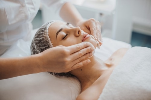4 Expert Recommended Facials That Help With Tan Removal