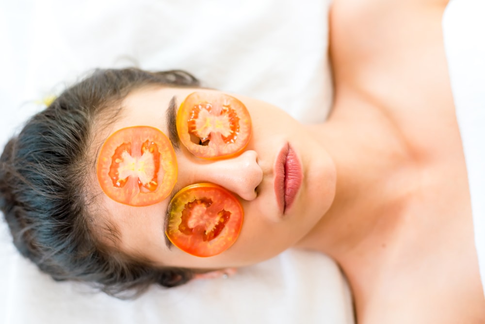 5 Tomato Face Pack Recipes Using Just Two Ingredients
