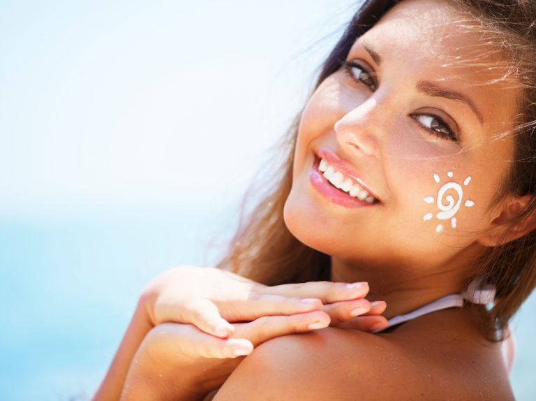 girl using sunscreen