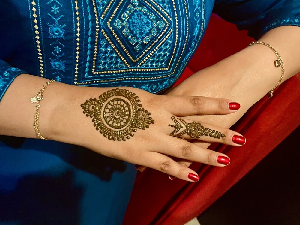 Mandala simple and minimalistic bridal mehendi design.