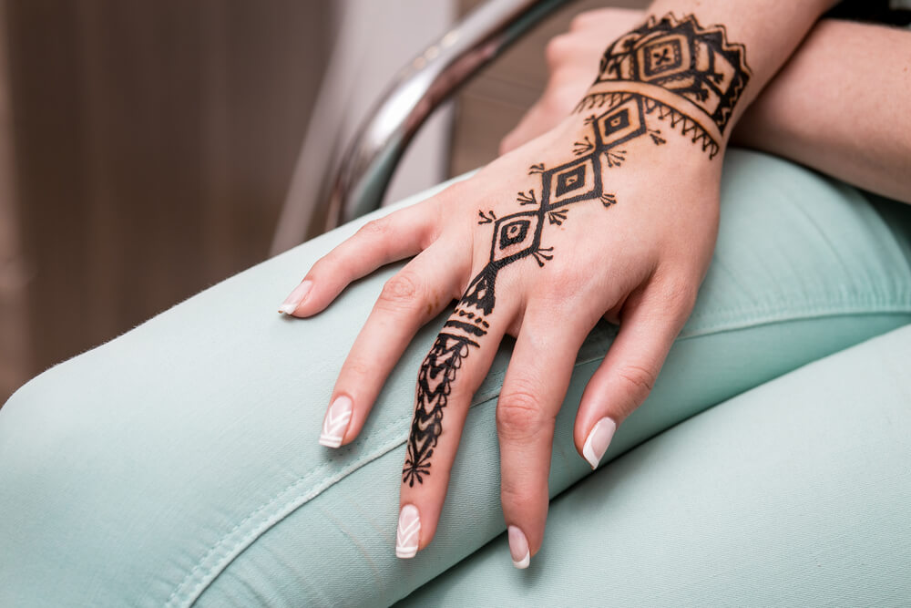 Wristband simple and minimalistic bridal mehendi design.
