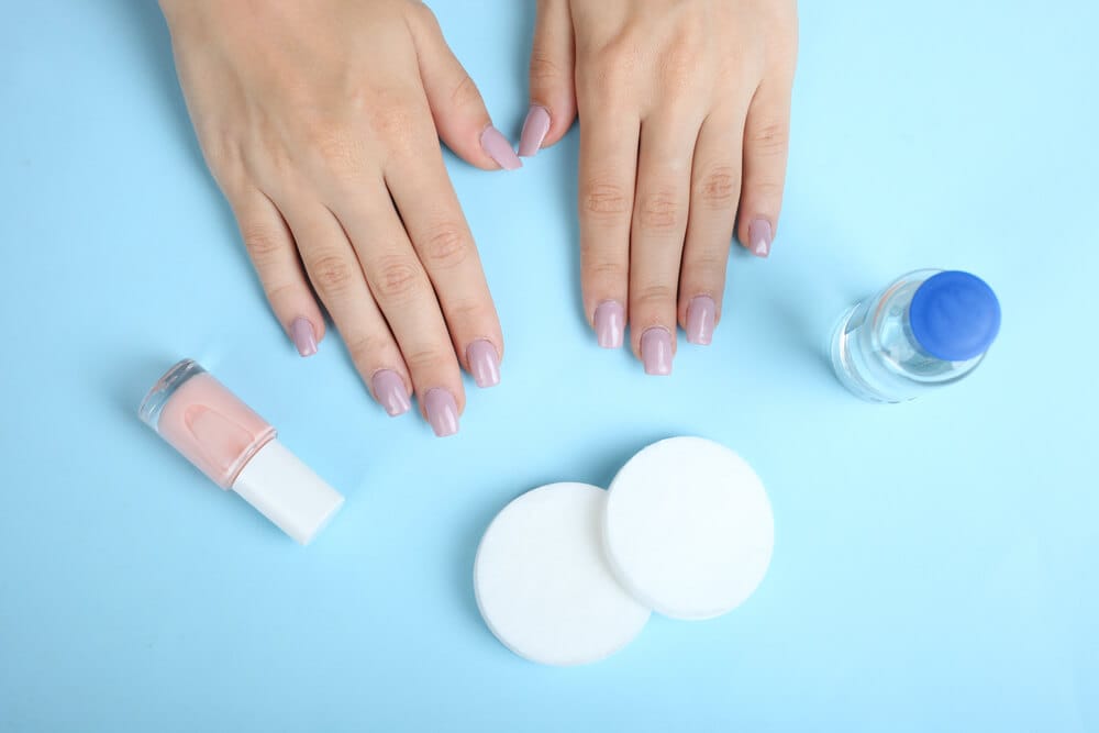 Acetone, cotton balls, aluminum foil and nail file are needed to remove nail extensions at home.