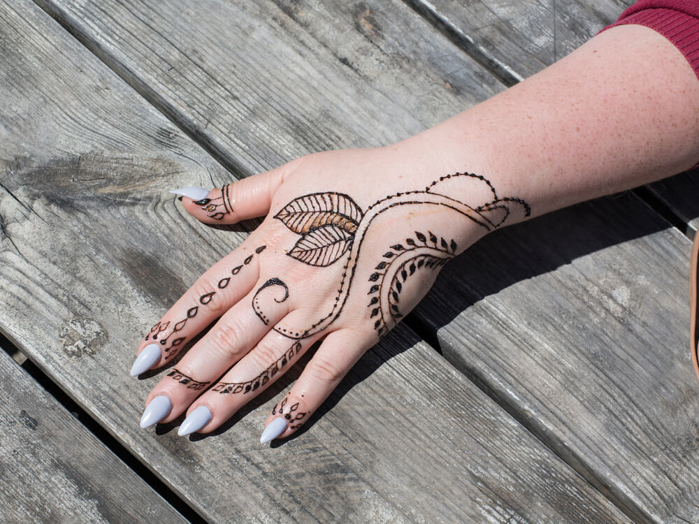 Single floral motif simple and minimalistic bridal mehendi design.