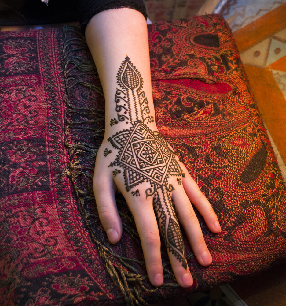 Geometric patterns simple and minimalistic bridal mehendi design.