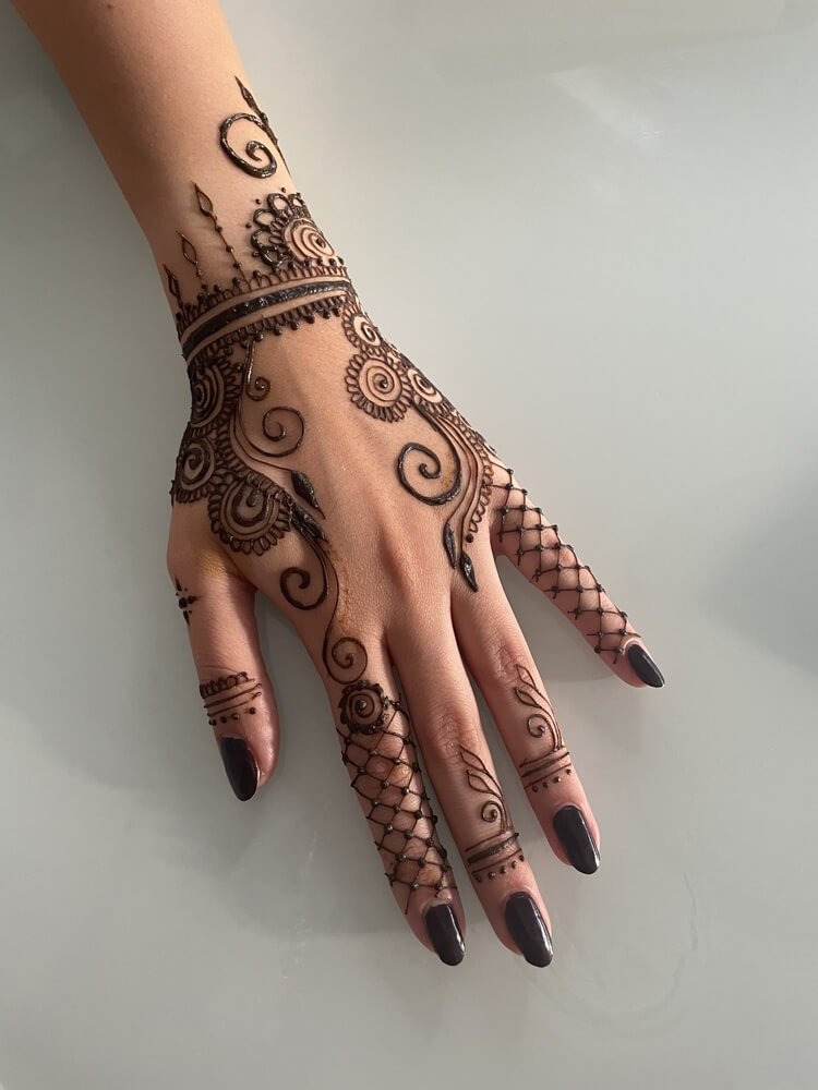 Finger-tip simple and minimalistic bridal mehendi design.