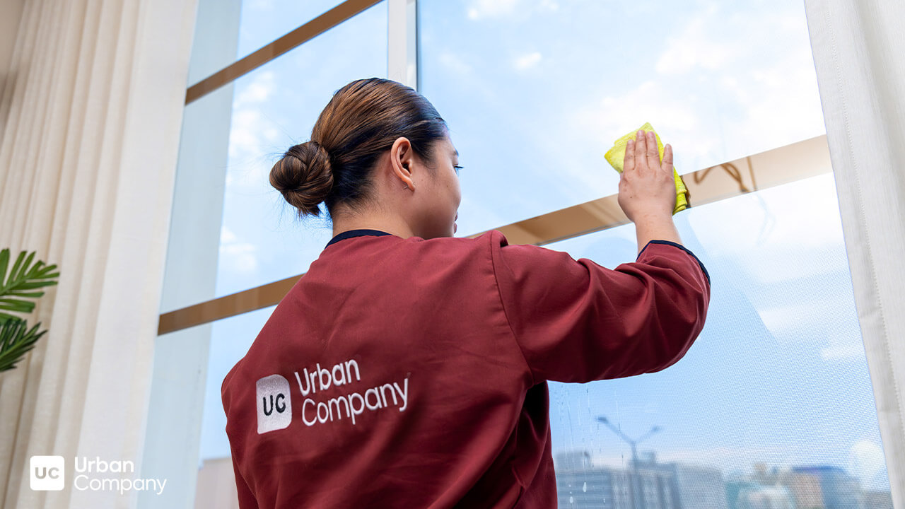 خادمات تنظيف بالساعة