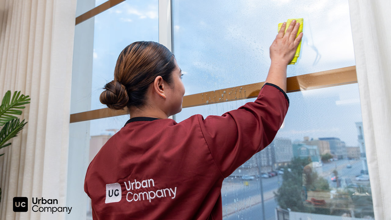 عاملات تنظيف بالساعة