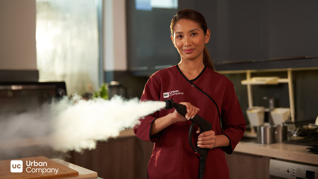 عاملات نظافة بالساعة