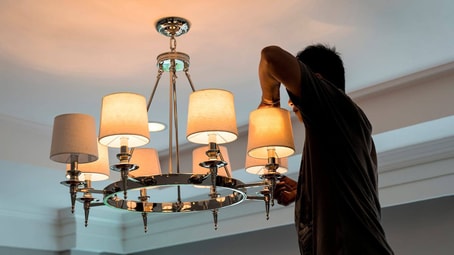 اكتشف خبراء الكهرباء بالقرب مني وإصلاح الأجهزة المحمولة بالقرب مني