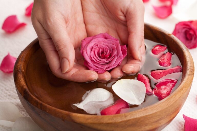 Best Ways To Use Rose Water For Skin