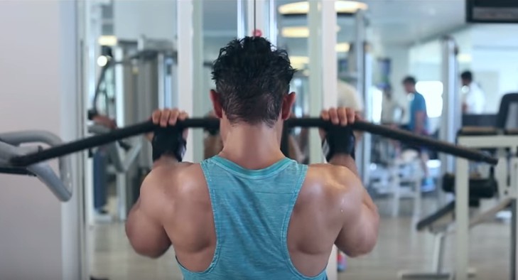 aamir khan performing exercise