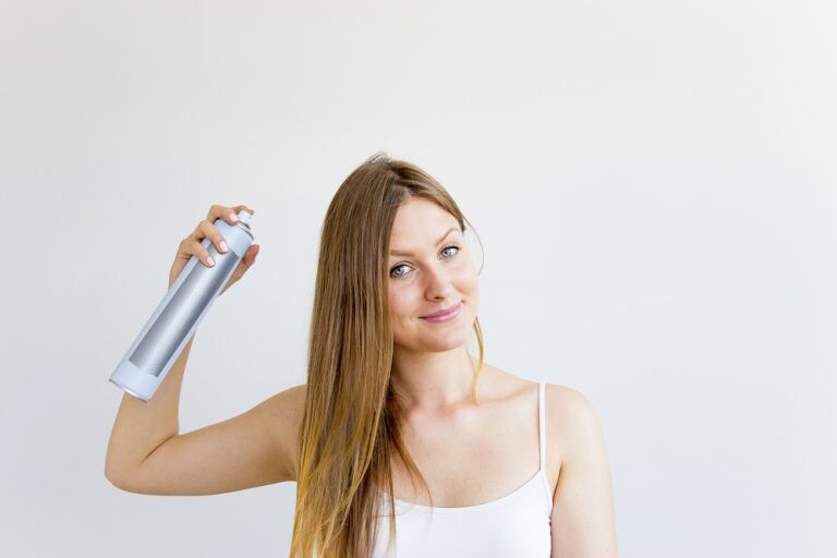 woman using dry shampoo